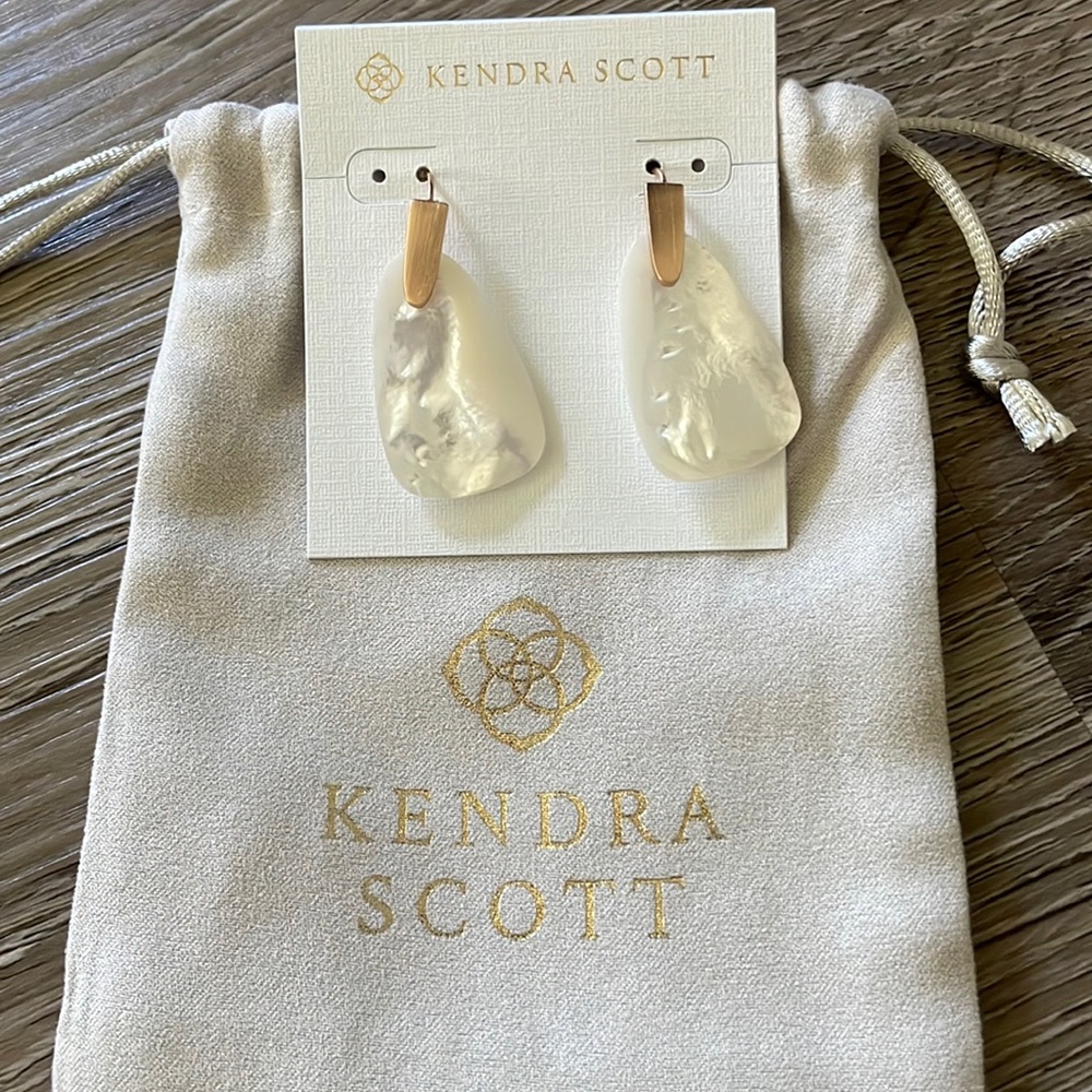 NWT Kendra Scott Marty Earrings